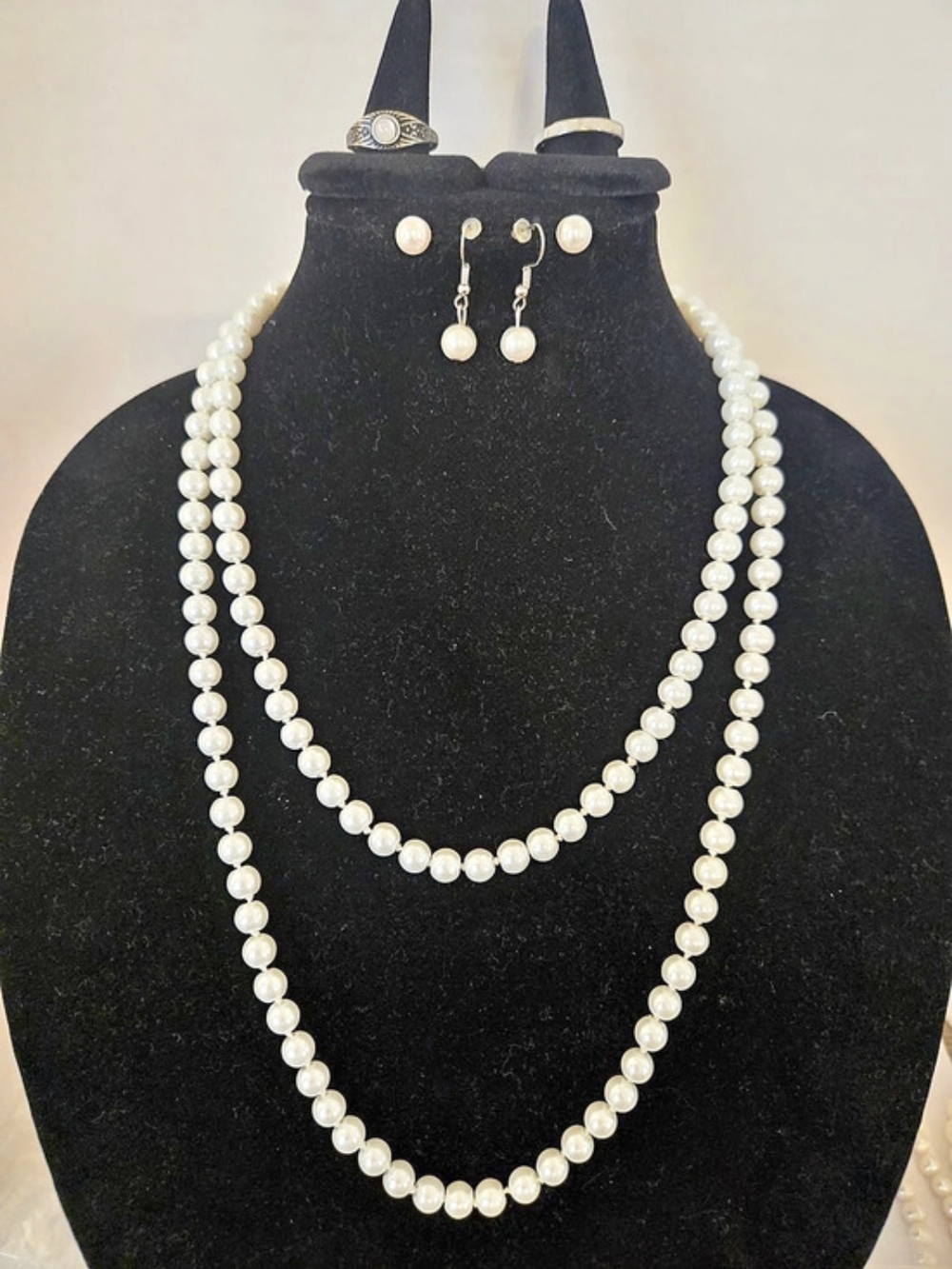 Pearl Jewelry Set in White & Silver